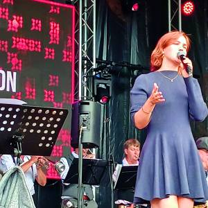 Emma Annelie treedt op met Big Band New Edition