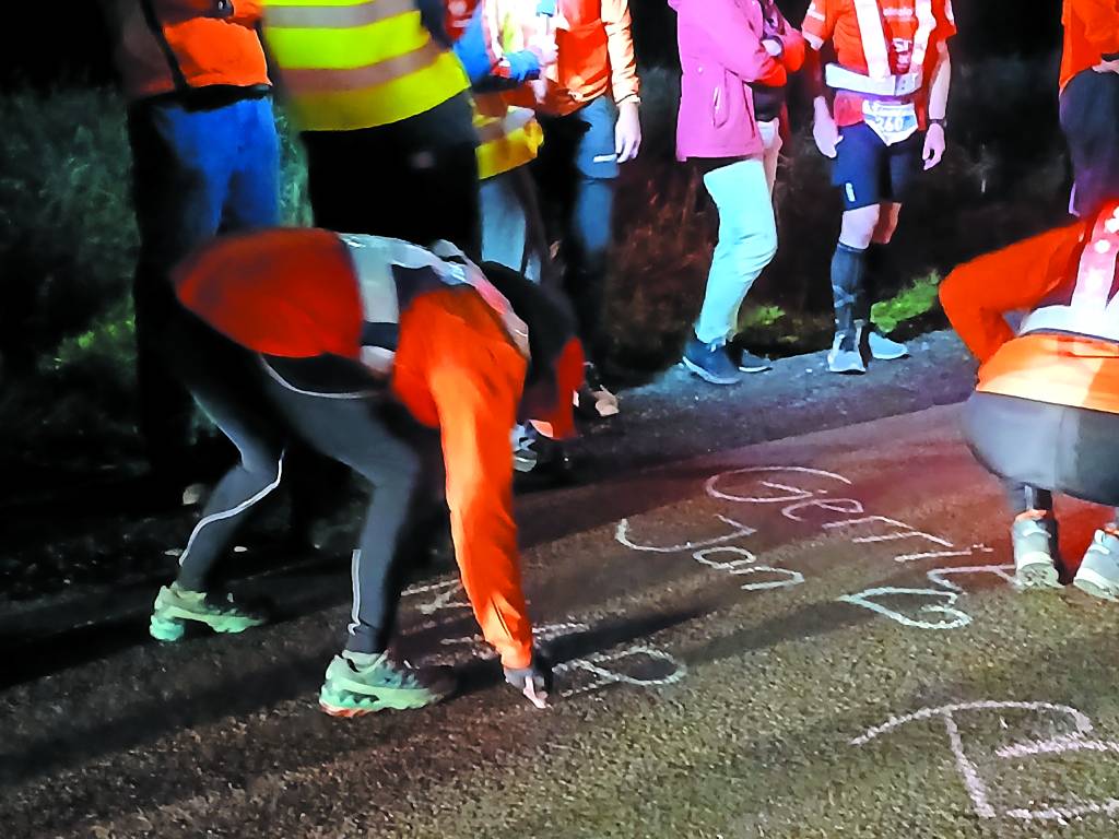 Deelnemers schreven de namen van dierbaren op de straat.