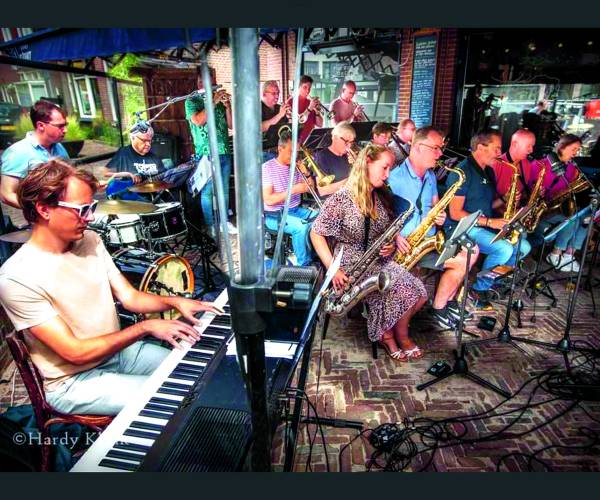 Optreden Big Band Almelo in Beeklustpark