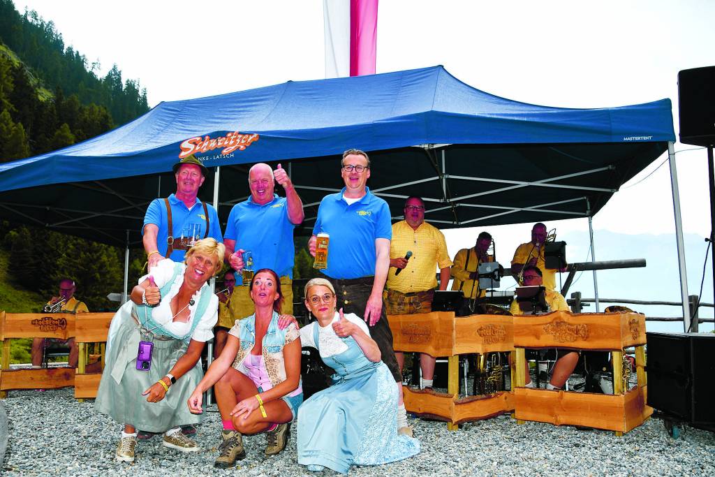 De organisatie: Boven vlnr: Gerard Verbeek, Herman Bodewes en Jos Schasfoort. Onder vlnr: Marijke Verbeek, Lilian Valk en Monique Schasfoort.