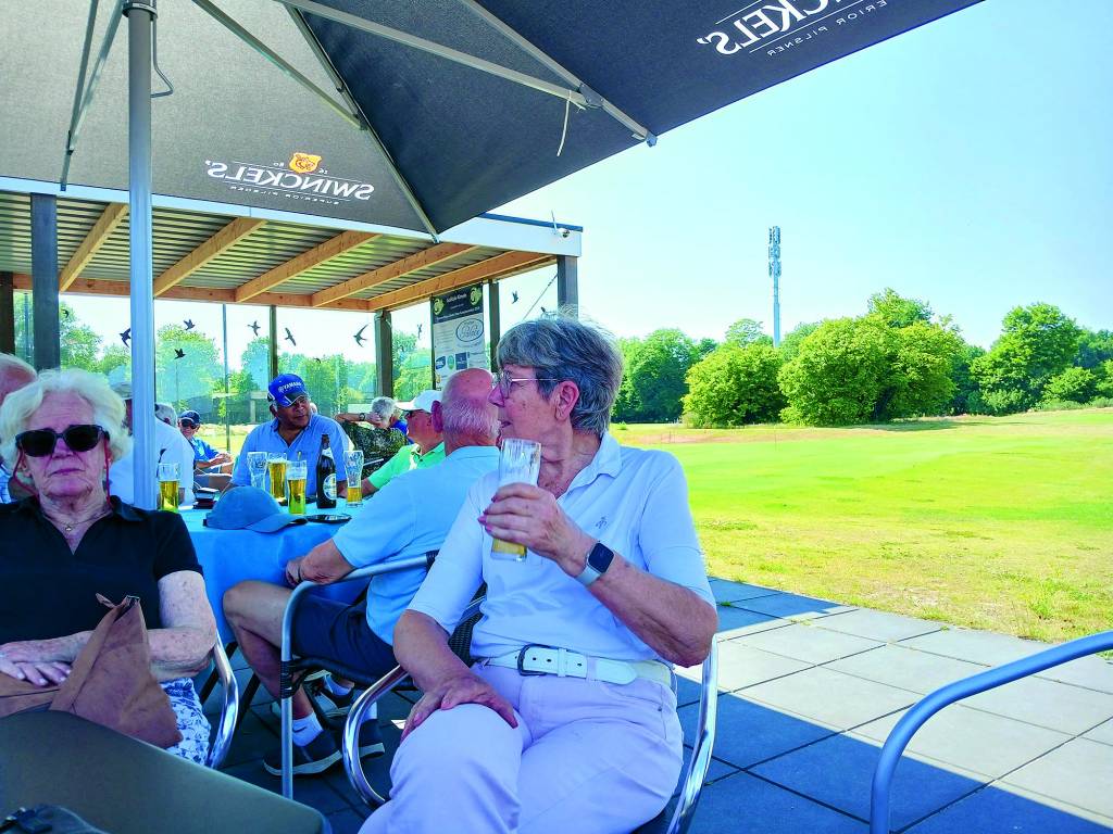 Op het gezellige terras liet men zich het drankje goed smaken.