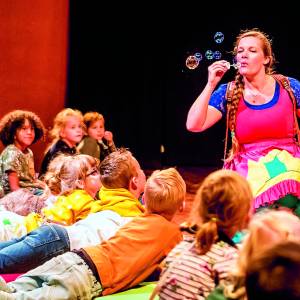 Theatermaakster Ruth Bakker treedt week op voor Almelose basisscholen