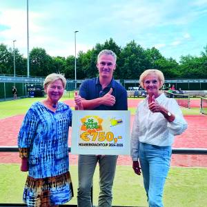 Regionale tenniscompetitie Noaberkrachtcup deelt cheque uit aan De Zonnebloem