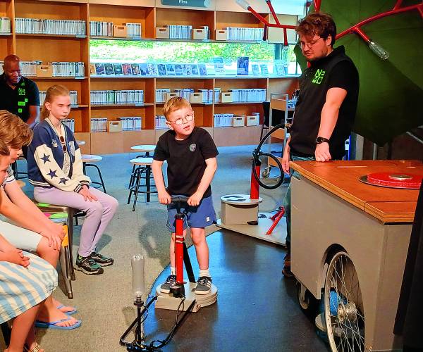 Nemo was te gast in Almelose bibliotheek