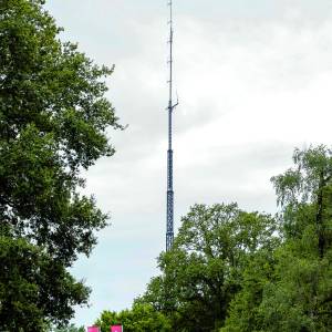 Voorstelling De Geheime Bende van Losser bereikt grote hoogte met zendmast van 75 meter!