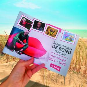 Stadstheater De Bond stuurt zijn brochure de wereld rond – en iedereen mag mee!
