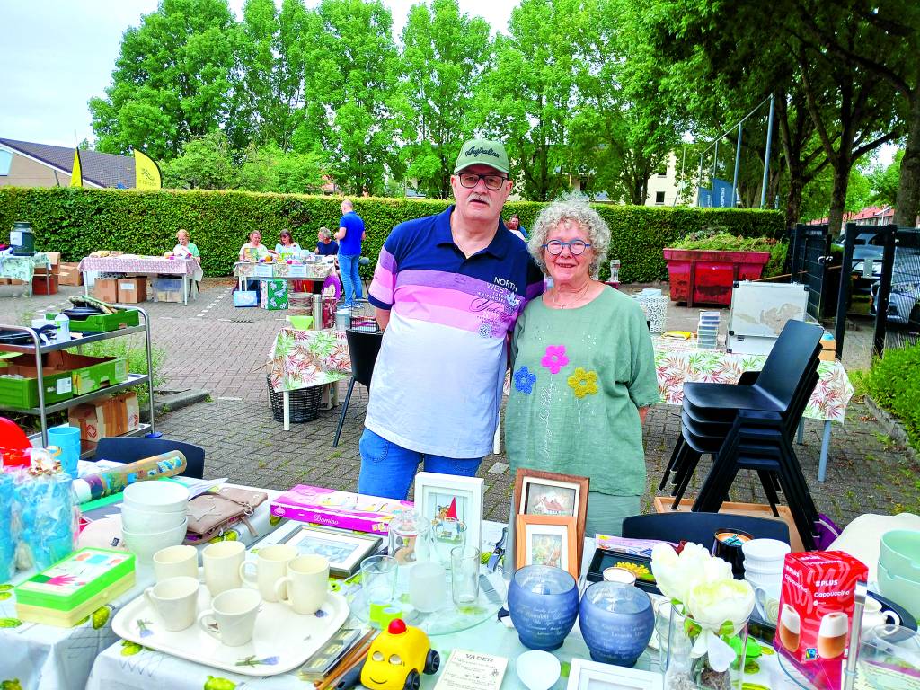Vrijwilligers André en Gerda proberen zoveel mogelijk spullen te verkopen.