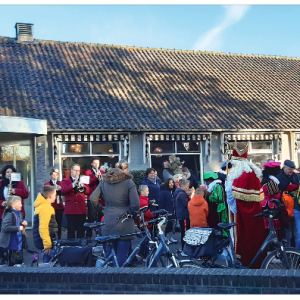 Sinterklaas en Pieten Manderveen binnen gevaren
