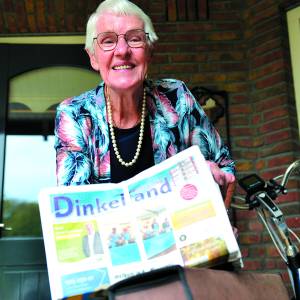 Na bijna veertig jaar trouwe dienst stopt Rikie Lucas (82) met het bezorgen van Dinkelland Visie