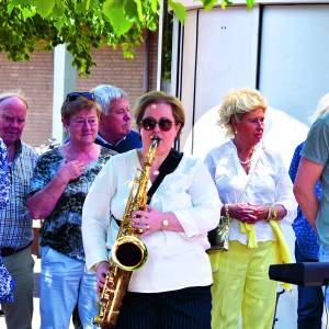 Wethouder Overmeen opent evenement op saxofoon