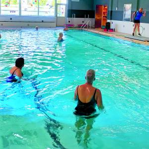 Therapiezwemmen voor rugpatiënten en mensen met andere bewegingsklachten in zwembad De Vlaskoel in Tubbergen