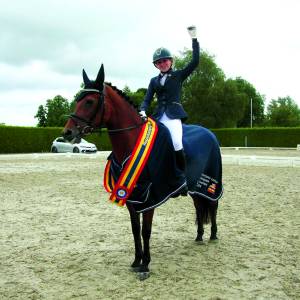 Anne Vennegoor regiokampioen bij KNHS Regio Overijssel met pony Eikenhorst Amber