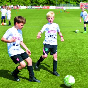 Bijna zeventig kinderen beleven gave eerste editie van News Outside Voetbaldag bij KOSC