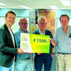 Duurzaam Thuis Twente ondersteunt verduurzaming Repaircafé Losser met cheque van € 1.500
