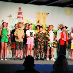Kinderen groep acht van de Aloysiusschool spelen musical met als thema ‘Het goud van eiland Albatros’