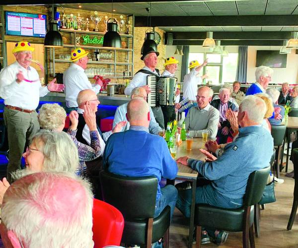 Gezellige uitwisseling tussen Ouderencontact Saasveld en Welzijn Ouderen Deurningen