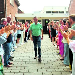 Conciërge Nico Harmelink na 25 jaar Canisius met pensioen