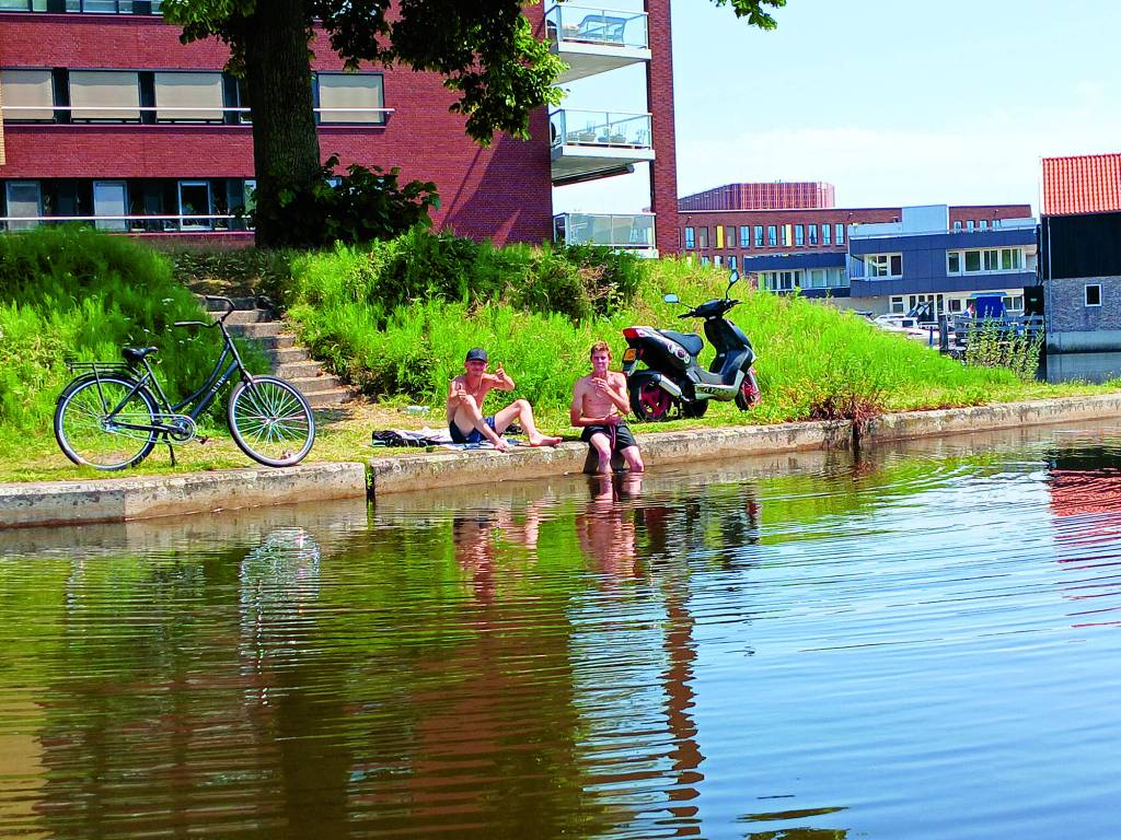 Met fiets en scooter een lekker plekje aan het water gevonden.